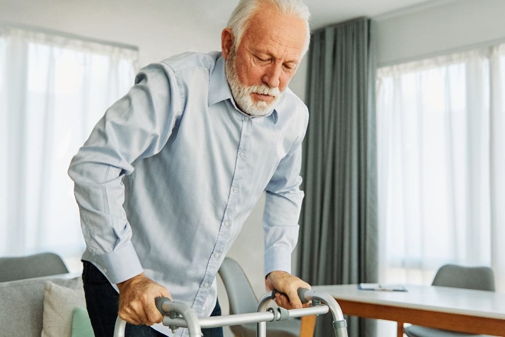 Queda Não É Acaso: Como Prevenir a Fratura de Fêmur e Garantir um Cuidado Seguro em Casa