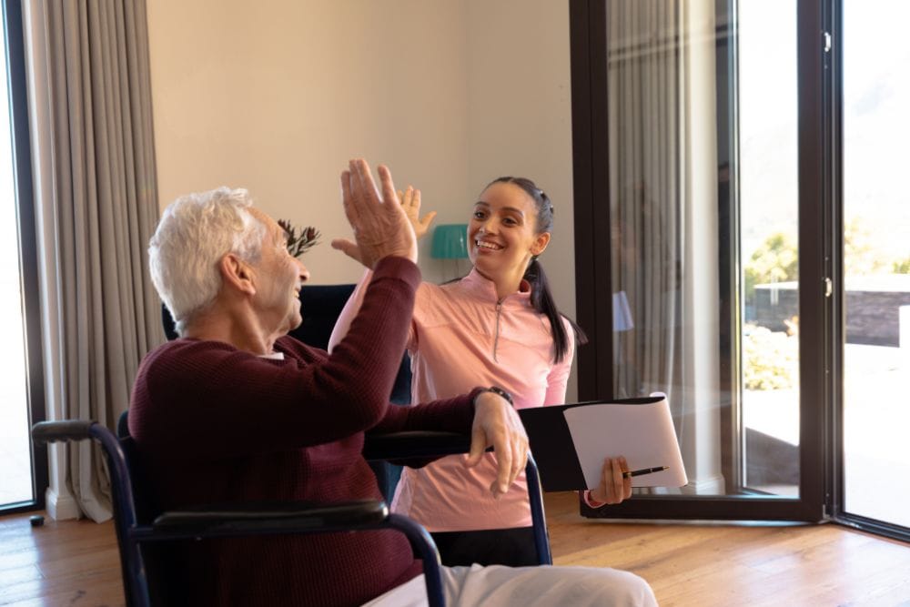 Cuidador de idosos em casa: quando contratar e como escolher com segurança